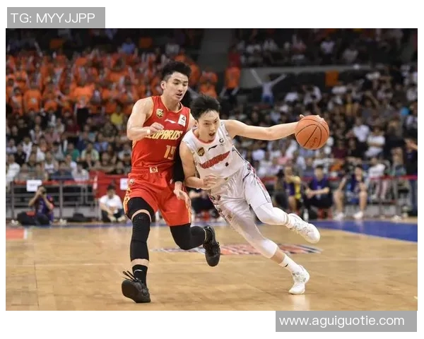 广州篮球队团队协作引发热议球迷对战术配合和球员默契提出质疑