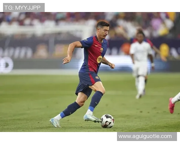 莱万在欧冠赛场大放异彩10场打入12球稳居射手榜首位