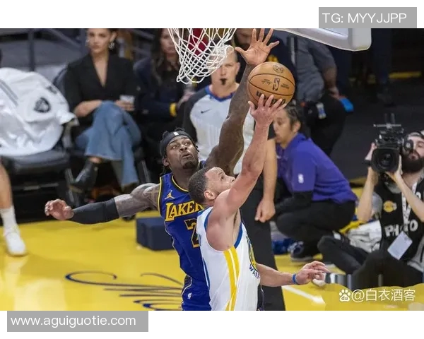 76人湖人今冬对决解析：明星球员表现与战术博弈的精彩较量