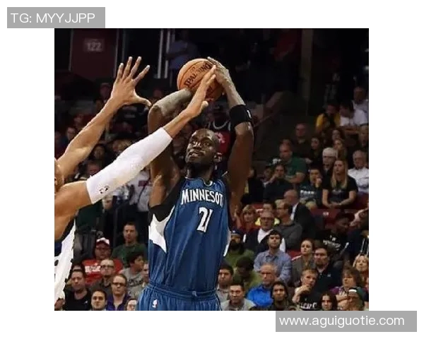 鲍尔在对阵尼克斯的精彩表现引发球迷热议与媒体关注